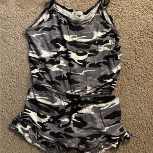 Random Hearts Gray Camouflage Romper girls S